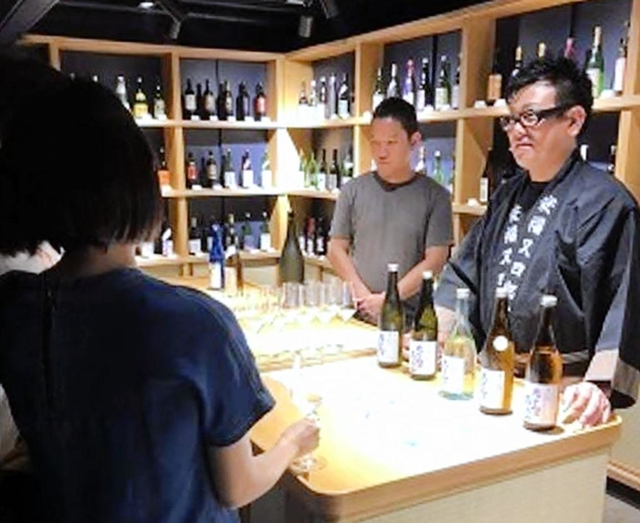 香港で開かれた日本酒の試飲販売会。現地では和食とともに清酒の人気も高いという（大森廻漕店提供）