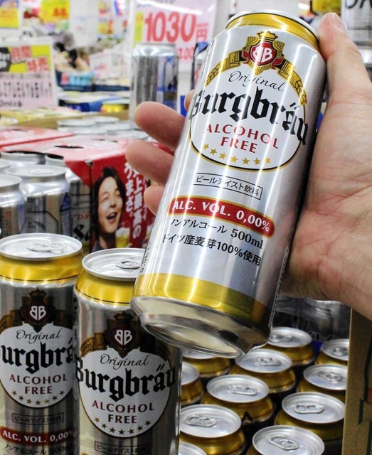 神戸港で輸入量が増えている海外産のノンアルコールビール＝神戸市西区白水３、業務スーパーフレッシュ石守伊川谷店