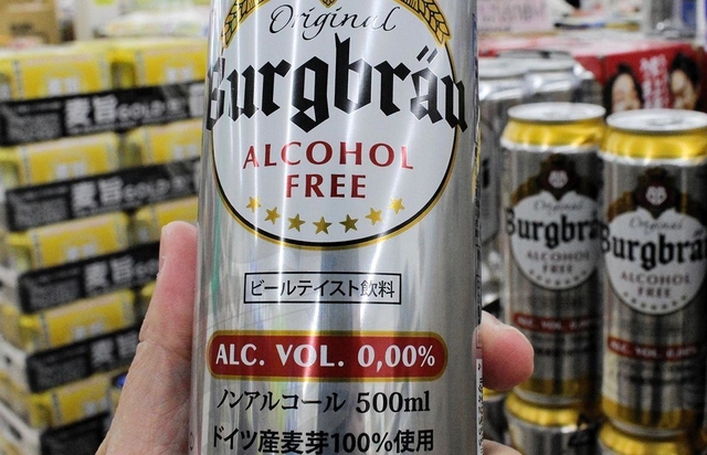 神戸港での輸入取り扱いが増えている海外産のノンアルコールビール＝神戸市西区白水３、業務スーパーフレッシュ石守伊川谷店