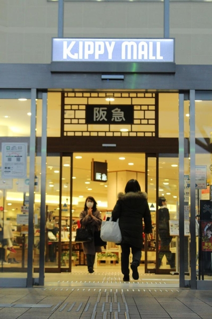 ＪＲ三田駅からつながる入り口は頻繁に人が行き交っていた＝三田市駅前町