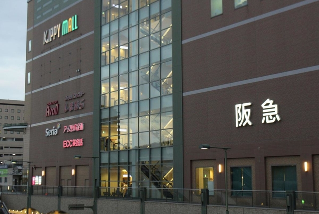 ２階に三田阪急が入る商業施設「キッピーモール」＝三田市駅前町