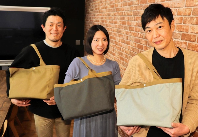 多様な収納が可能なバッグ「Ｓ．ｔｏｔｅ（エス・トート）」を開発した（右から）川崎和也さん、小松由佳さん、泉谷憲治さんの３人＝神戸市内