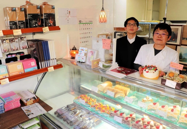 色とりどりのケーキの傍らでは、ナカバヤシのアルバムやノートなども販売する＝姫路市田寺３、鶴谷洋菓子店