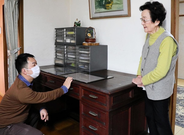 横野征子さん（右）の夫が作った机を見る永田良介商店の永田泰資さん＝神戸市内