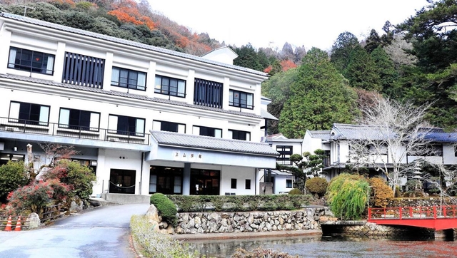 年末年始の営業に備える塩田温泉の老舗「上山旅館」＝姫路市夢前町塩田