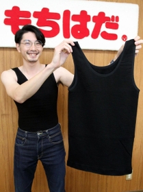 もちはだ素材のタンクトップを手にする鷲尾岳さん。愛用する自宅では暖房は全く使わないという＝加古川市志方町高畑、ワシオ