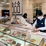 ４日の先行開業に向けて準備するスタッフら＝神戸市西区糀台５