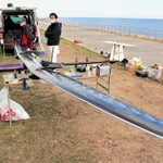 上空の大気の観測を終えた新明和工業製のドローン＝淡路市生穂新島