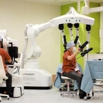 手術支援ロボットの実演もあった訓練施設の開所式＝神戸市中央区港島南町１