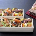 神戸ポートピアホテルの「和洋中個食おせち料理２段」。２段を１人ずつ分ける。内容はあなごの八幡巻き、合鴨スモーク、豚の角煮など