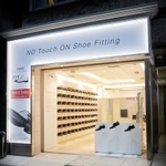 店員と接触することなくサイズの計測や試着、購入ができるビジネスシューズの店舗（オズマピーアール提供）