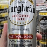 神戸港での輸入取り扱いが増えている海外産のノンアルコールビール＝神戸市西区白水３、業務スーパーフレッシュ石守伊川谷店