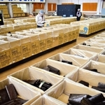 ノリを品定めする商社の担当者＝播磨町古宮