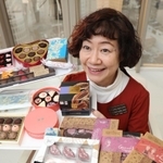 自らが探してきた世界各地のチョコを手にするバイヤー、木野内美里さん＝神戸市中央区浪花町（撮影・辰巳直之）