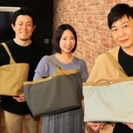 多様な収納が可能なバッグ「Ｓ．ｔｏｔｅ（エス・トート）」を開発した（右から）川崎和也さん、小松由佳さん、泉谷憲治さんの３人＝神戸市内