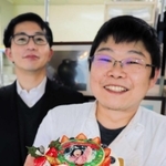 ナカバヤシの支援で移転開業させたケーキ店が好評の鶴谷哲也さん（手前）＝姫路市田寺３、鶴谷洋菓子店