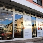 多様なメニューで新旧のファンに支持される鶴谷洋菓子店＝姫路市田寺３