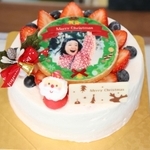 食べられるインクでクッキーに写真の画像をプリントして飾り付けたケーキ＝姫路市田寺３、鶴谷洋菓子店