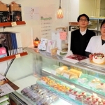 色とりどりのケーキの傍らでは、ナカバヤシのアルバムやノートなども販売する＝姫路市田寺３、鶴谷洋菓子店