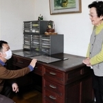 横野征子さん（右）の夫が作った机を見る永田良介商店の永田泰資さん＝神戸市内