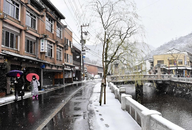 休業する旅館や土産物店も多く、歩く人の姿もまばらな城崎温泉街＝豊岡市城崎町湯島