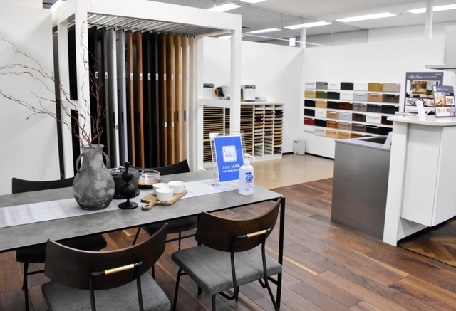 床材や室内ドアなど、実際の雰囲気を確かめられるアイ工務店の住宅展示施設＝神戸市中央区東川崎町１、ハウジングデザインセンター神戸
