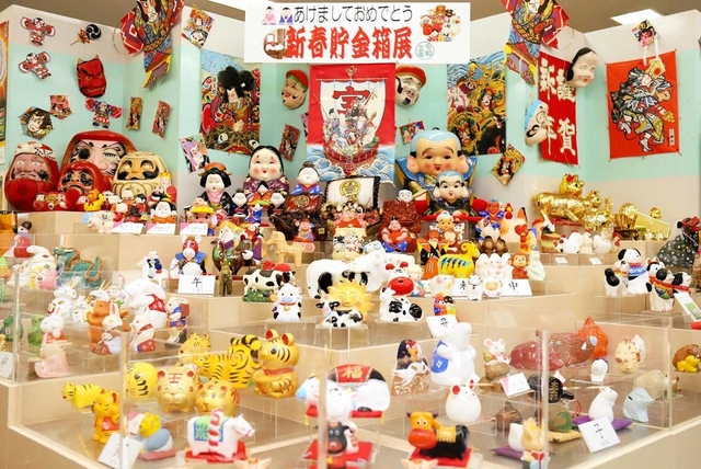 「世界の貯金箱博物館」。約１万４千点を無料で公開し、地域の名所的存在だ＝尼崎市内（撮影・大山伸一郎）