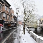 休業する旅館や土産物店も多く、歩く人の姿もまばらな城崎温泉街＝豊岡市城崎町湯島