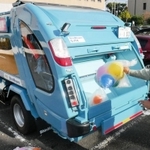 新明和工業はごみ収集車の国内最大手。創業１００周年を記念して地元の宝塚市に寄贈した車両。投入したごみの流れが見えるように胴体部が透明になっており、児童の環境学習に使われている＝兵庫県宝塚市小浜１