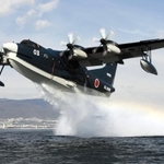 翼から吹き出す空気で揚力を得ながら離水するＵＳ-２型救難飛行艇＝兵庫県・芦屋浜沖（新明和工業提供）