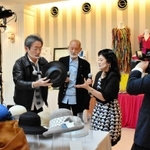 番組の撮影で、マキシンの帽子を手に取る俳優の堀内正美さん（左から２人目）ら＝神戸市中央区北野町１、北野クラブソラ