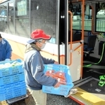 路線バスに野菜を積み込む高平地区の出荷グループ代表の古池静雄さん（右）＝三田市下里