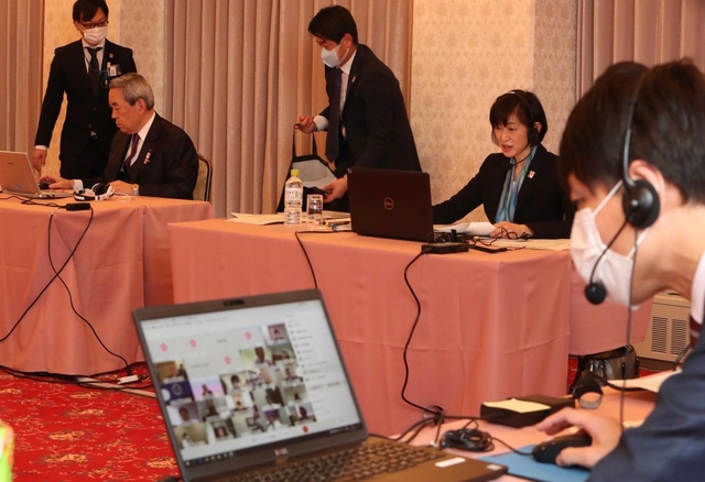 オンライン実施のため、議長役の経営者（右から２人目）と運営スタッフだけの分科会会場。松本正義関西経済連合会会長（左から２人目）が巡回した＝４日、大阪市北区、中之島センタービル（撮影・辰巳直之）