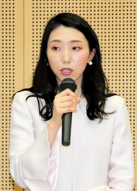 包括連携協定調印式でプレゼンする武庫川女子大経営学部の山下紗矢佳講師＝西宮市池開町、武庫川女子大