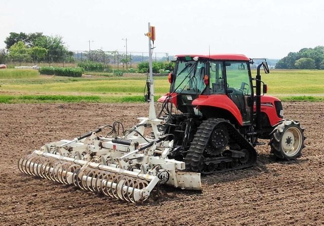 レーザー制御によるトラクターの付随機で、田んぼを水平化する＝加西市玉野町（あぐりーど玉野提供）