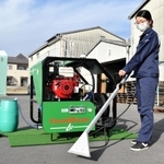 専用の泡剤と混ぜた水を高温で放出し、雑草を枯らす機械＝加西市常吉町、小泉製麻加西物流センター