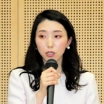 包括連携協定調印式でプレゼンする武庫川女子大経営学部の山下紗矢佳講師＝西宮市池開町、武庫川女子大