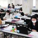 時短要請協力金の申請をチェックする県の事務局スタッフ＝神戸市内