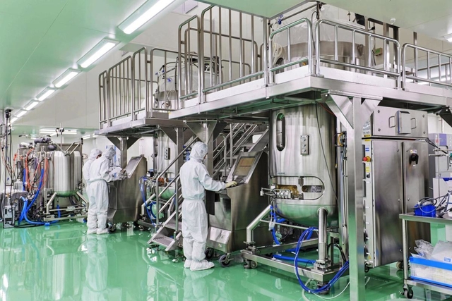 新型コロナウイルスワクチンの原液製造に使用される大型の製造装置＝神戸市内（ＪＣＲファーマ提供）