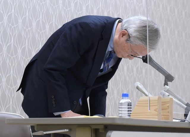 組合長らの内規違反に関して頭を下げる山口一史理事長＝６日午後、神戸市東灘区住吉東町４、生活協同組合コープこうべ健保会館（撮影・坂井萌香）