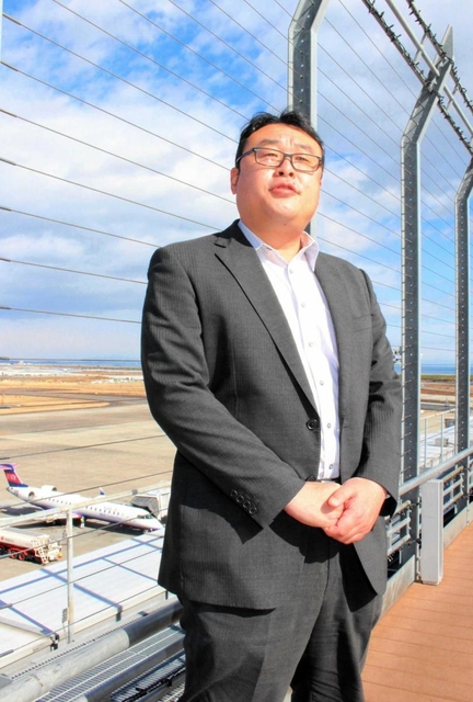 東日本大震災当日を振り返る仙台国際空港会社の小笠原光徳さん＝宮城県名取市