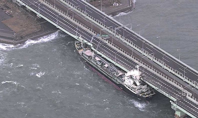 関西空港の連絡橋に衝突したタンカー＝２０１８年９月４日（国土交通省近畿地方整備局提供、一部加工しています）