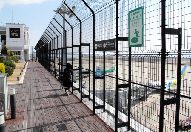 大津波警報などの発令時に、旅客らを高台避難誘導するための神戸空港の展望デッキ＝神戸市中央区
