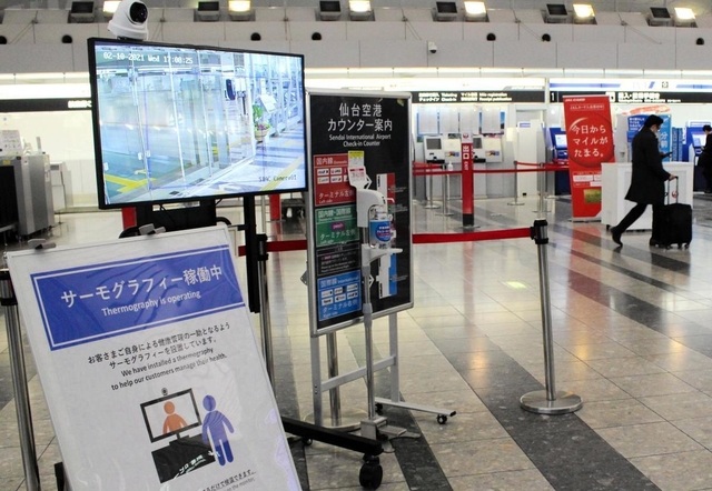 出発ロビーに備えられたサーモグラフィー。新型コロナ禍の中、手探りでの感染症対策が続く＝仙台空港
