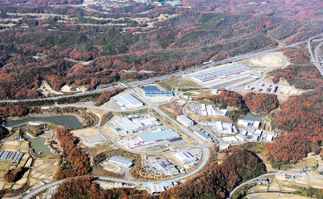 ひょうご情報公園都市（手前）と、道路を挟んで奥に位置する次世代産業団地の開発計画地＝三木市志染町（兵庫県企業庁提供）