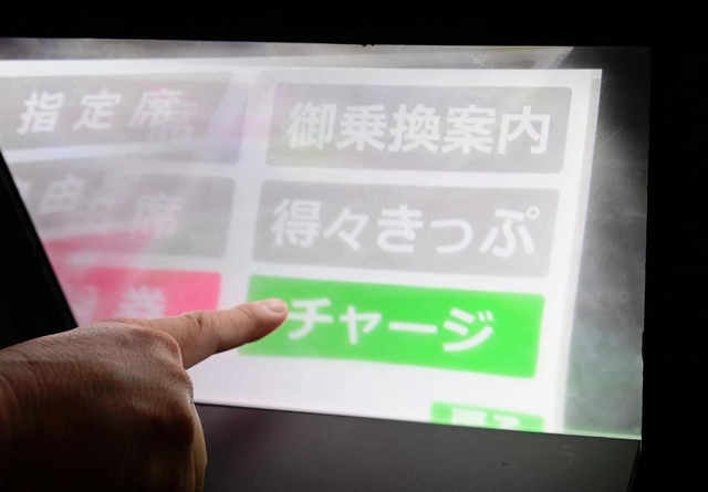 特殊な鏡面を使ってモニター画面を空中に投影するホログラフィーパネル＝神戸市中央区多聞通５、新和工業