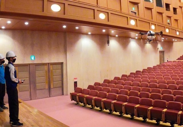 ドローンで抗菌・抗ウイルス成分の溶剤をホールに噴霧するリハーサル＝神戸市内（ミラテクドローン提供）