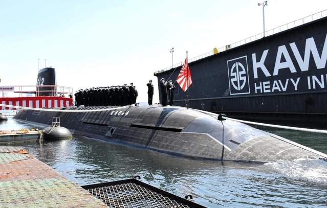 防衛省に引き渡された潜水艦「とうりゅう」＝神戸市中央区東川崎町２