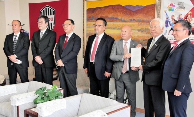 井戸敏三知事（右から２人目）に要望書を手渡す兵庫県旅行業協会の山口嘉幸会長（同３人目）＝２６日午前、県庁