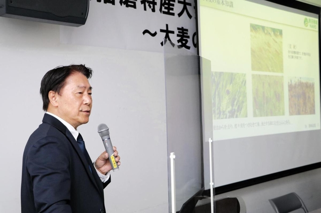 大麦活用の可能性について「他にない商品で地域力を高めることが大切」と話した浦松亮輔さん＝加古川市加古川町寺家町、兵庫県加古川総合庁舎